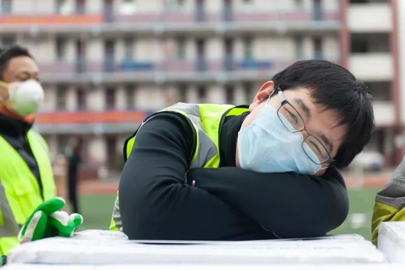 志愿者賈威：“累了，趴下歇會(huì)兒”