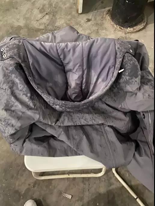 外衣被雨雪打濕，心里卻滿是干勁